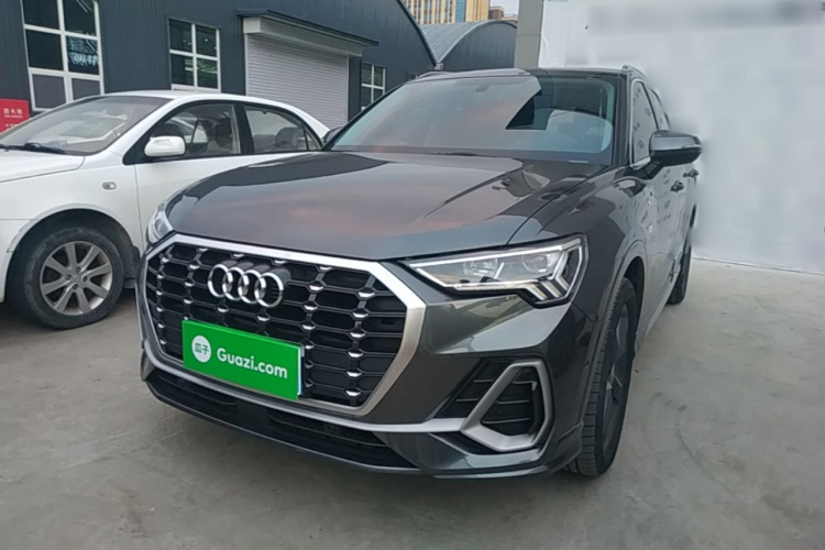 Audi Q3 2022 car image #2
