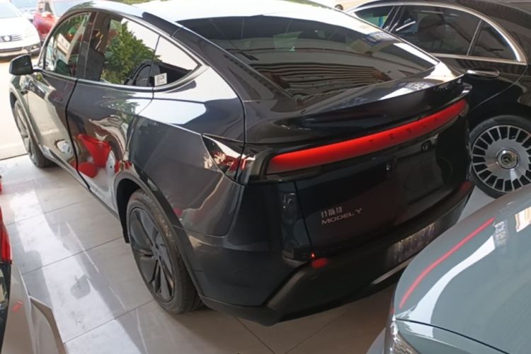 Tesla Model Y 2025 car image #5