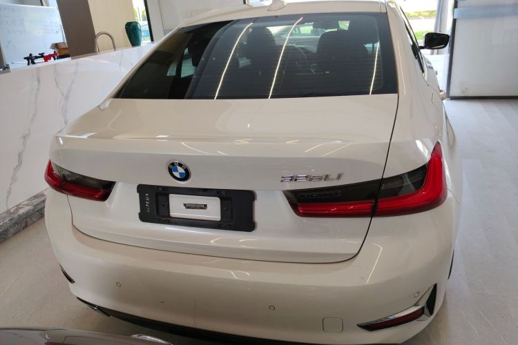 BMW 3 Series 2019 car image #6