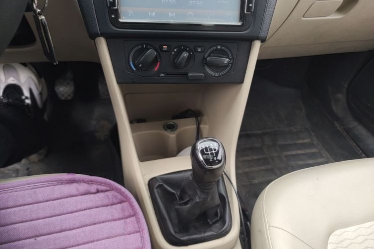 Skoda Rapid 2015 car image #16