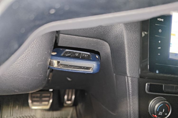Volkswagen Golf 2020 car image #9