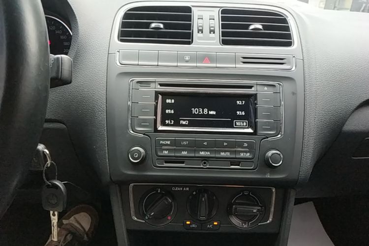 Volkswagen Polo 2016 car image #13