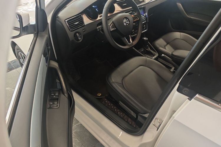 Skoda Rapid 2021 car image #16