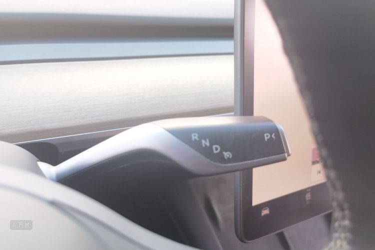 Tesla Model Y 2022 car image #16
