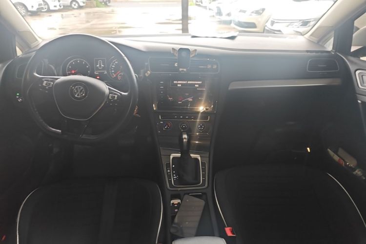 Volkswagen Golf 2020 car image #10