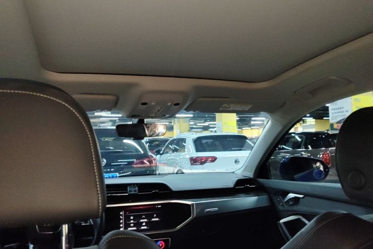 Audi Q3 2020 car image #18