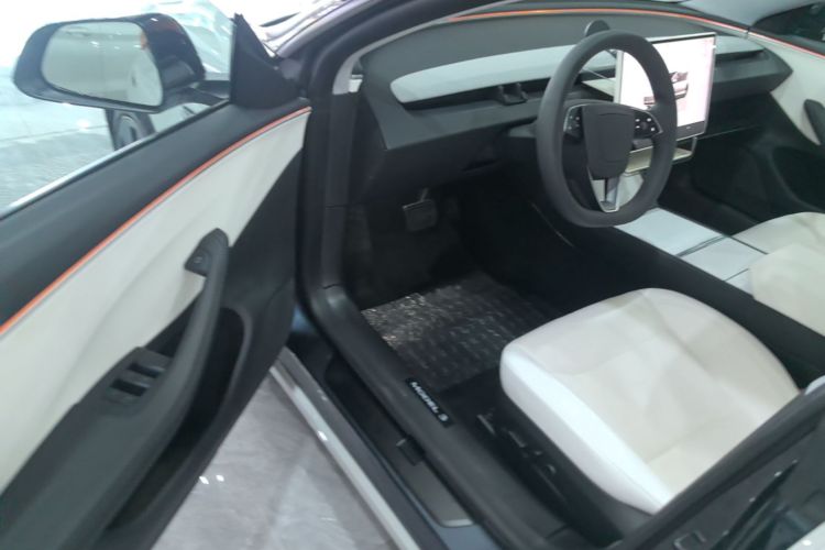 Tesla Model 3 2024 car image #16