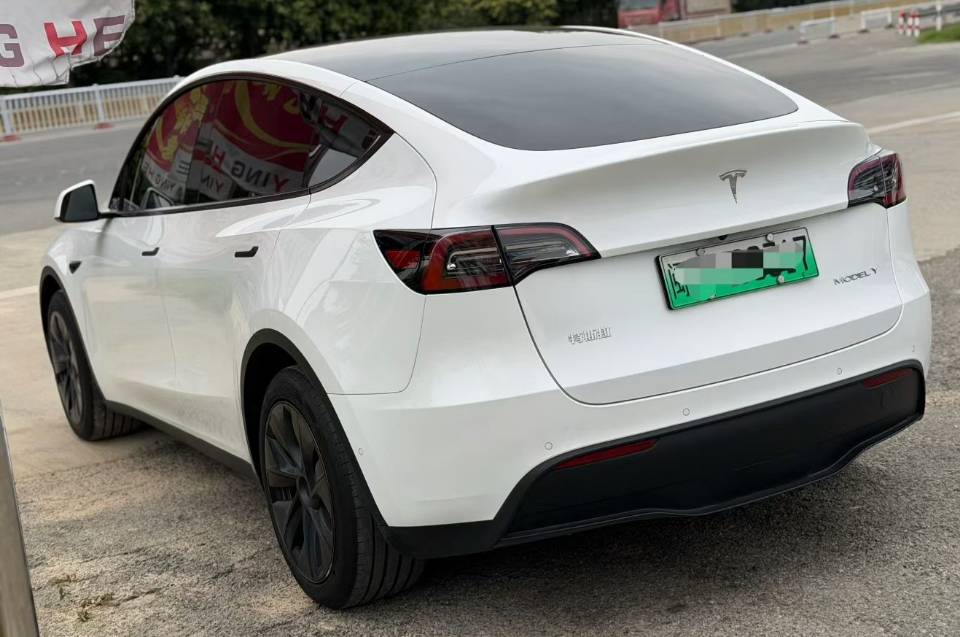 Tesla Model Y 2024 #9 Tesla Model Y 2024 car image #9