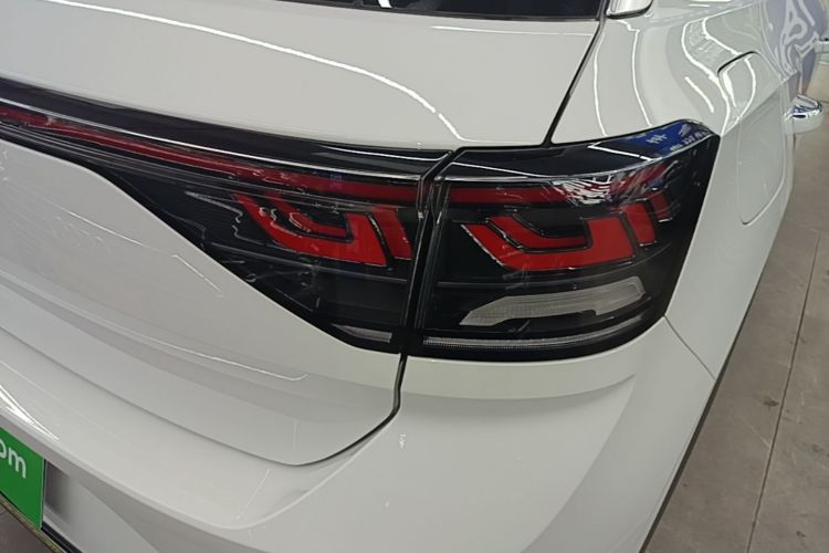 Volkswagen T-Roc 2024 car image #8