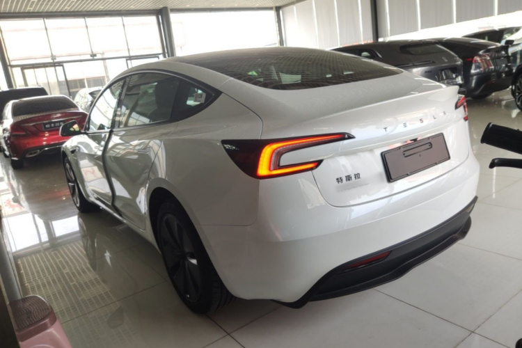 Tesla Model 3 2026 car image #5