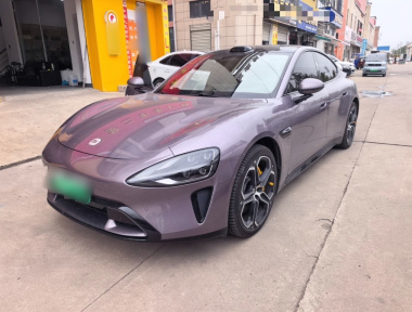MI SU7 2025 immagine di auto 