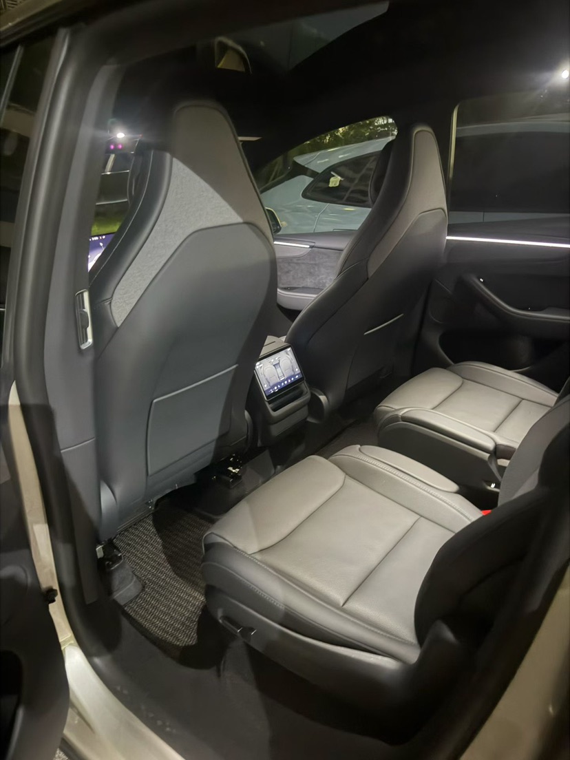 Tesla Model Y L 2026 #5 Tesla Model Y L 2026 car image #5