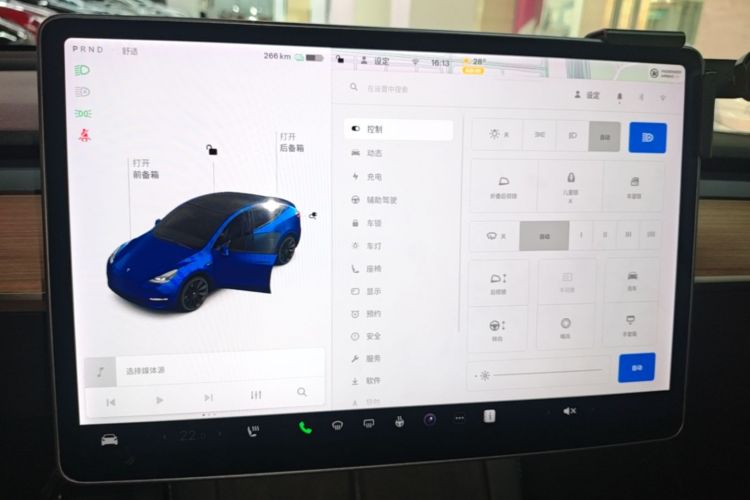 Tesla Model Y 2021 car image #13