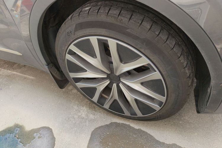 Tesla Model Y 2022 immagine di auto #9