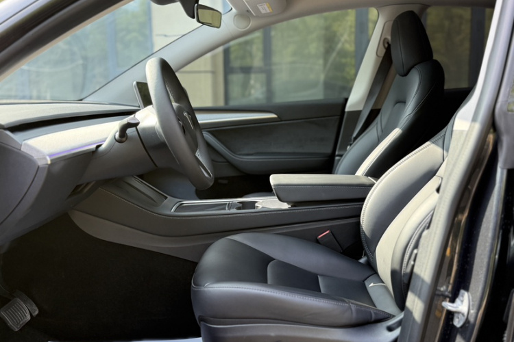 Tesla Model Y 2025 car image #14