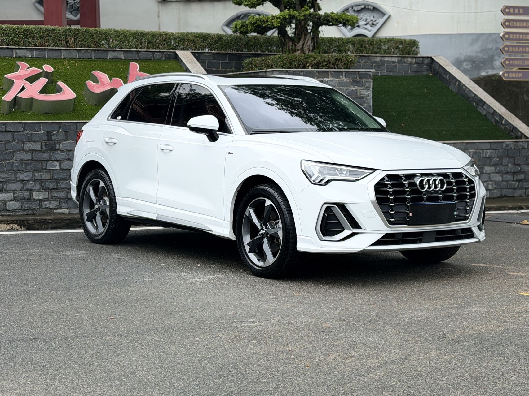 Audi Q3 2022 car image #3