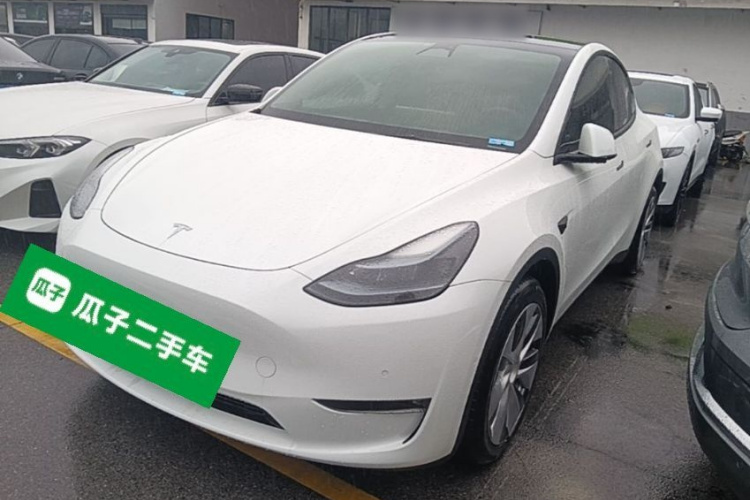 Tesla Model Y 2023 car image #2