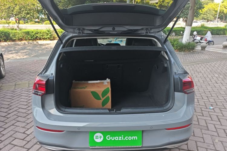 Volkswagen Golf 2023 car image #19