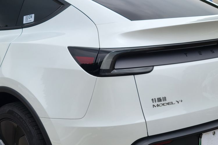 Tesla Model Y 2025 #11 Tesla Model Y 2025 car image #11
