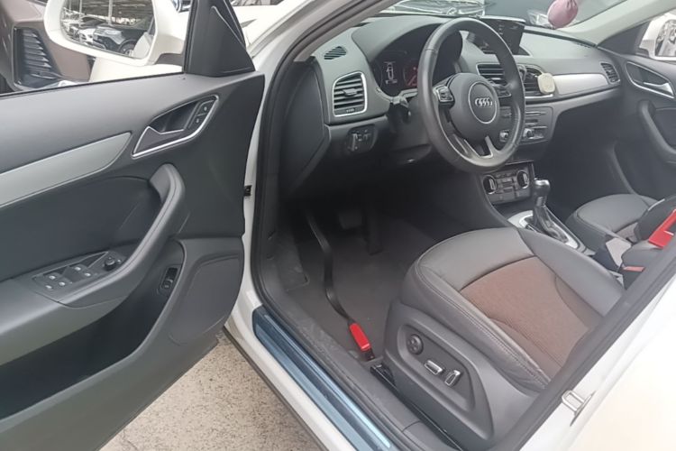 Audi Q3 2019 car image #16