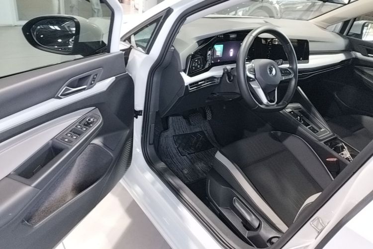 Volkswagen Golf 2021 car image #16