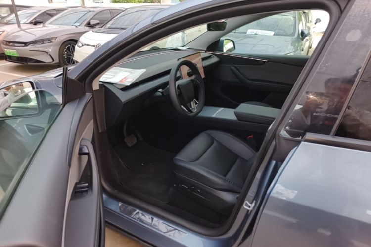 Tesla Model Y 2025 #12 Tesla Model Y 2025 car image #12