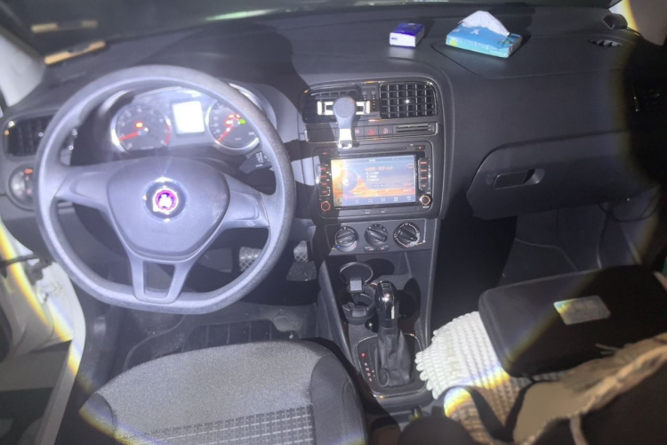 Volkswagen Polo 2015 car image #12
