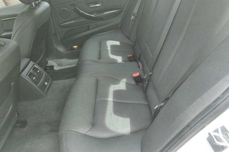 BMW 3 Series 2019 car image #17