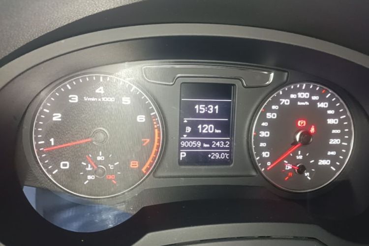 Audi Q3 2017 car image #12
