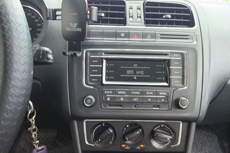 Volkswagen Polo 2015 car image #17