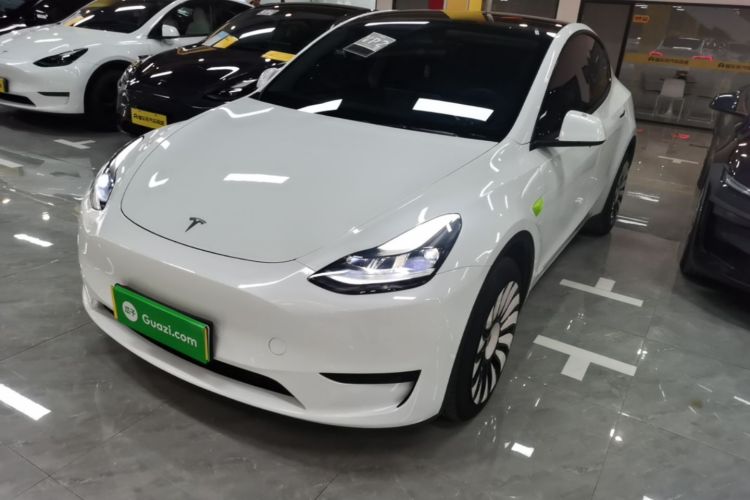 Tesla Model Y 2024 صورة سيارة #2