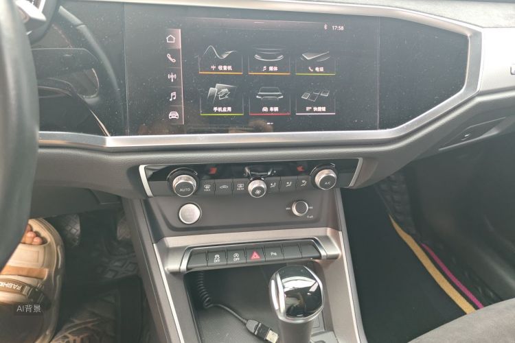 Audi Q3 2020 car image #15