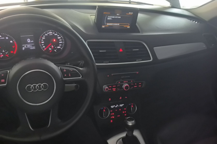 Audi Q3 2019 car image #10