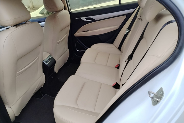 GEELY Emgrand 2019 #17 GEELY Emgrand 2019 car image #17