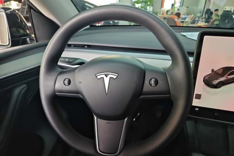 Tesla Model Y 2024 car image #11