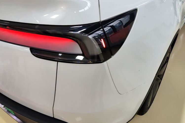 Tesla Model Y 2025 #8 Tesla Model Y 2025 car image #8