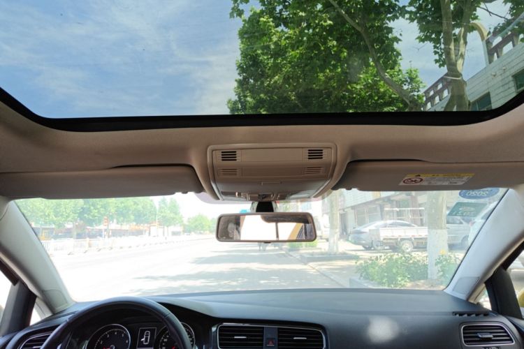 Volkswagen Golf 2019 car image #18
