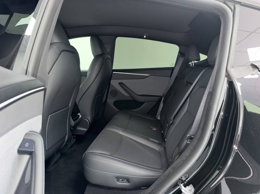 Tesla Model Y 2026 #4 Tesla Model Y 2026 car image #4