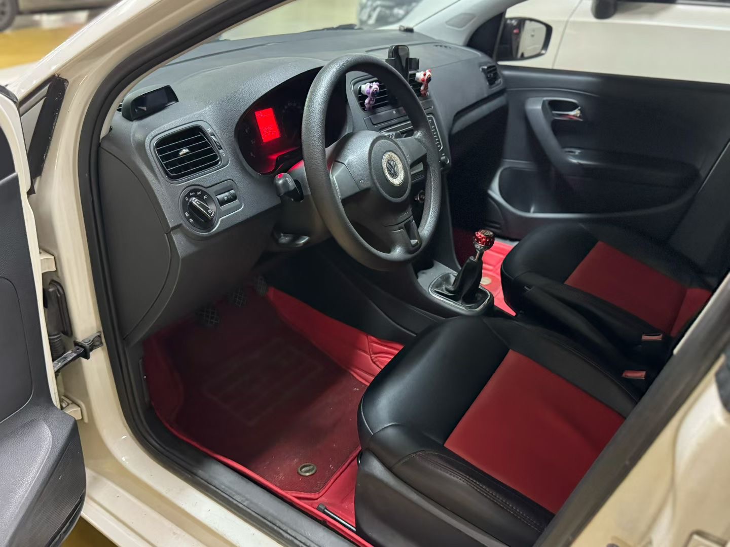 Volkswagen Polo 2013 car image #9
