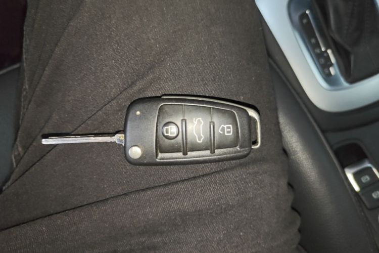 Audi Q3 2017 car image #9
