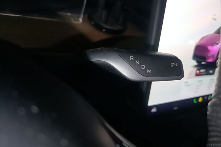 Tesla Model Y 2023 car image #14