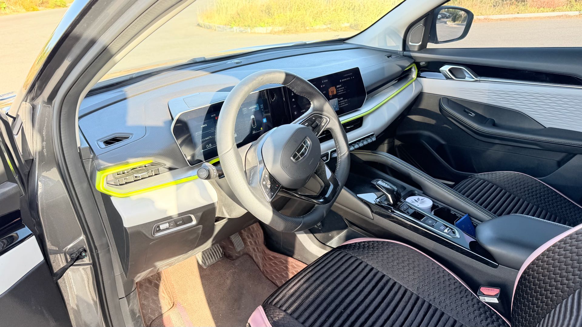 GEELY Coolray 2023 car image #2