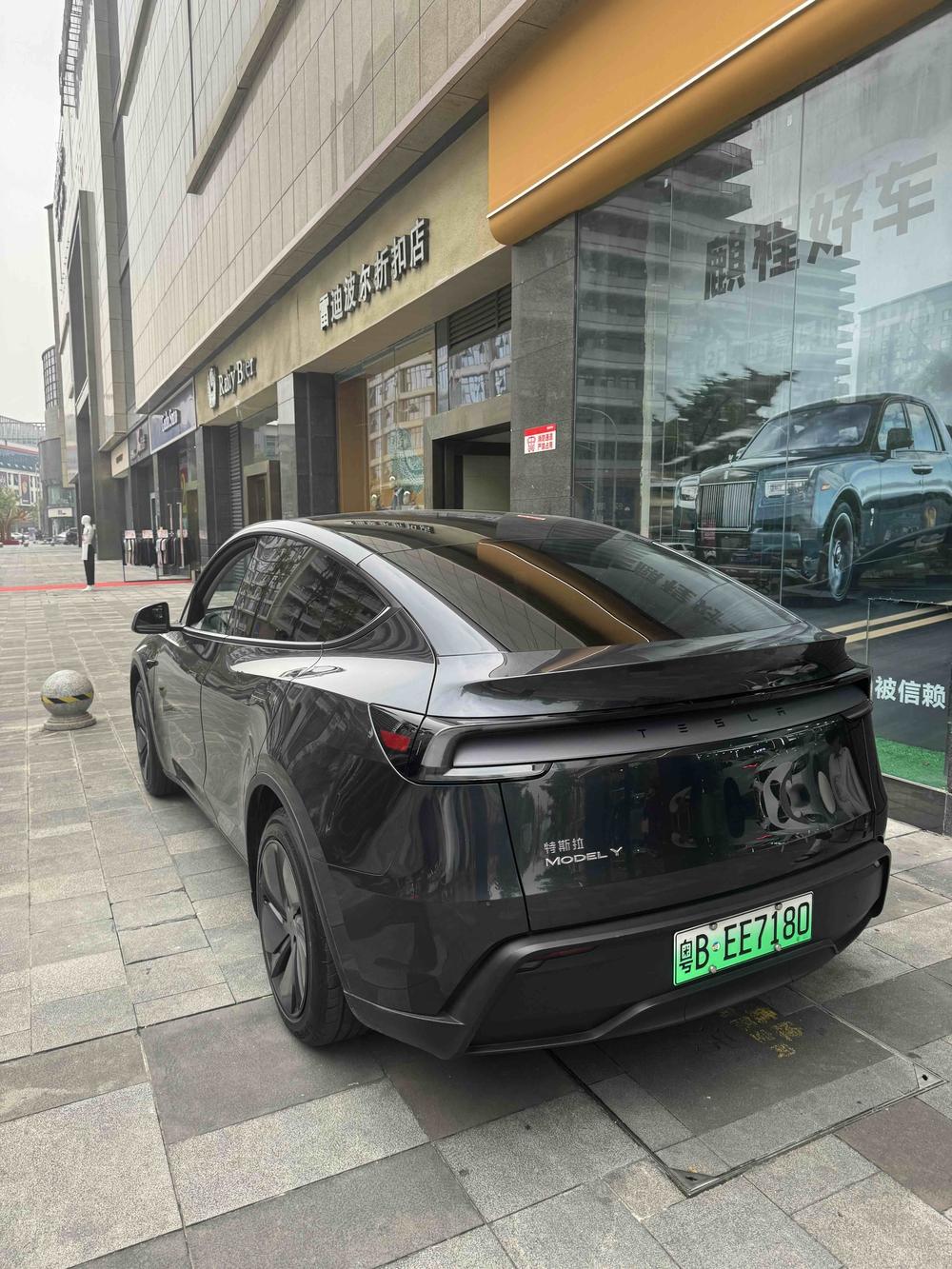 Tesla Model Y 2025 immagine di auto #3