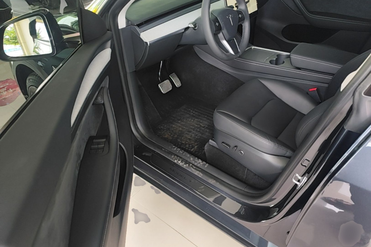 Tesla Model Y 2024 car image #16