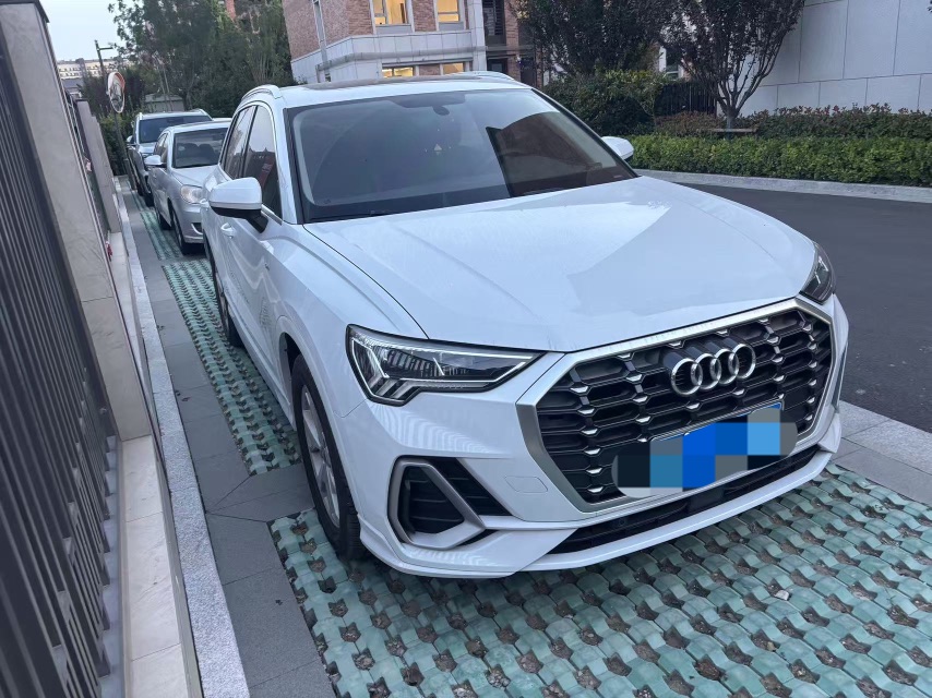 Audi Q3 2019 car image #2