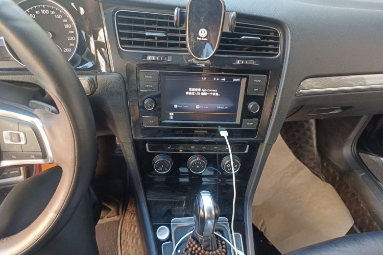 Volkswagen Golf 2018 car image #13