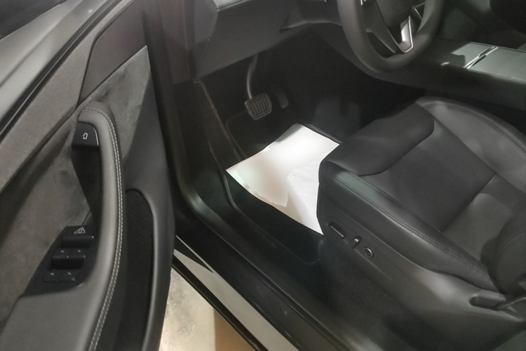 Tesla Model Y 2025 car image #16