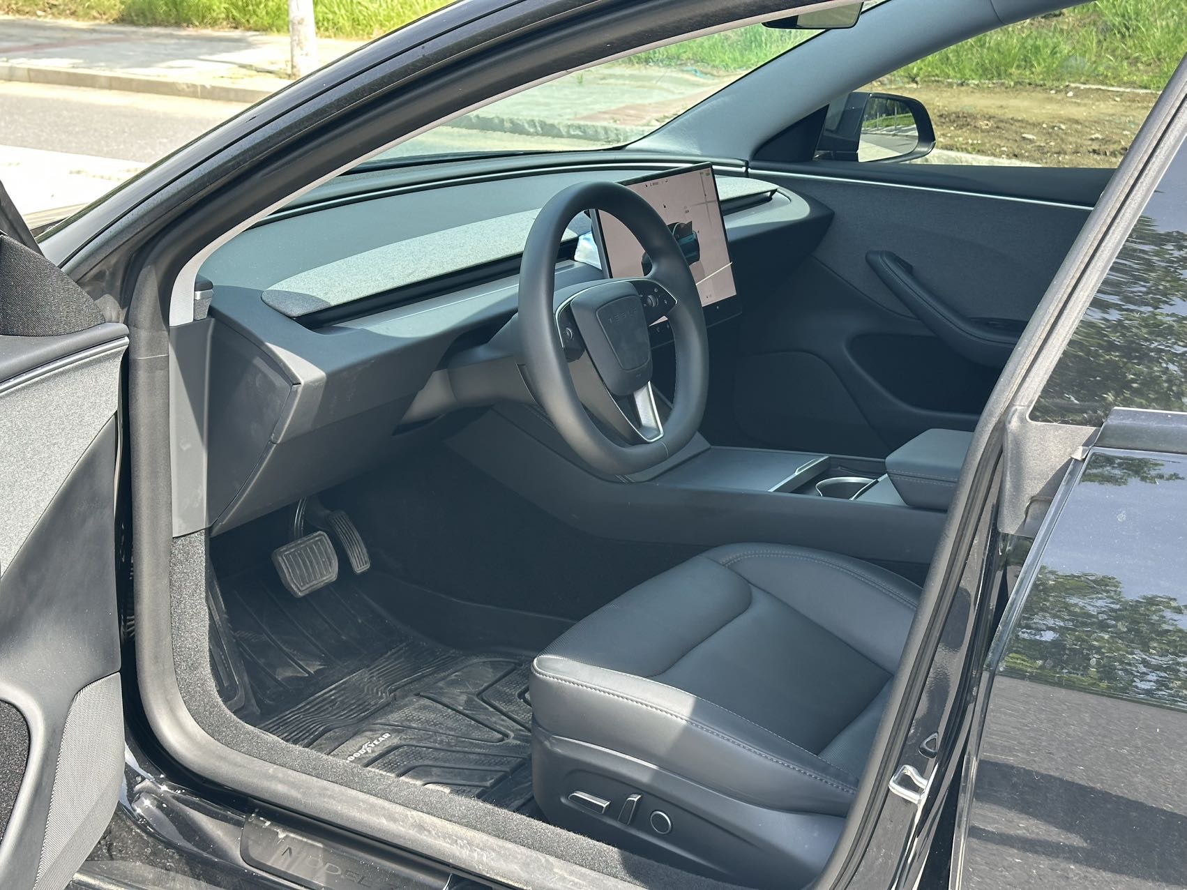 Tesla Model 3 2023 car image #2