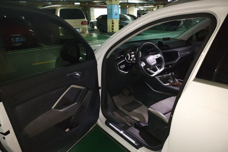 Audi Q3 2022 car image #9