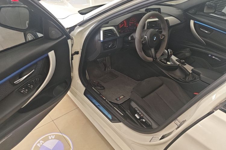 BMW 3 Series 2018 car image #16